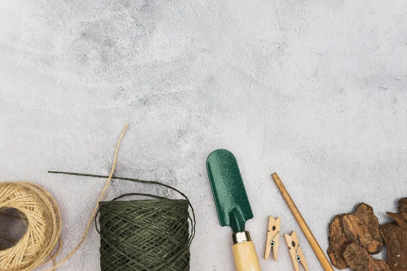 Bitte sende mir den Originaltext der Beschreibung von „Gartenobjekten“, den ich auf Deutsch umformulieren soll.